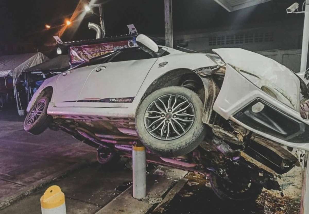 Toyota rast in 7-Eleven â Fahrer verletzt