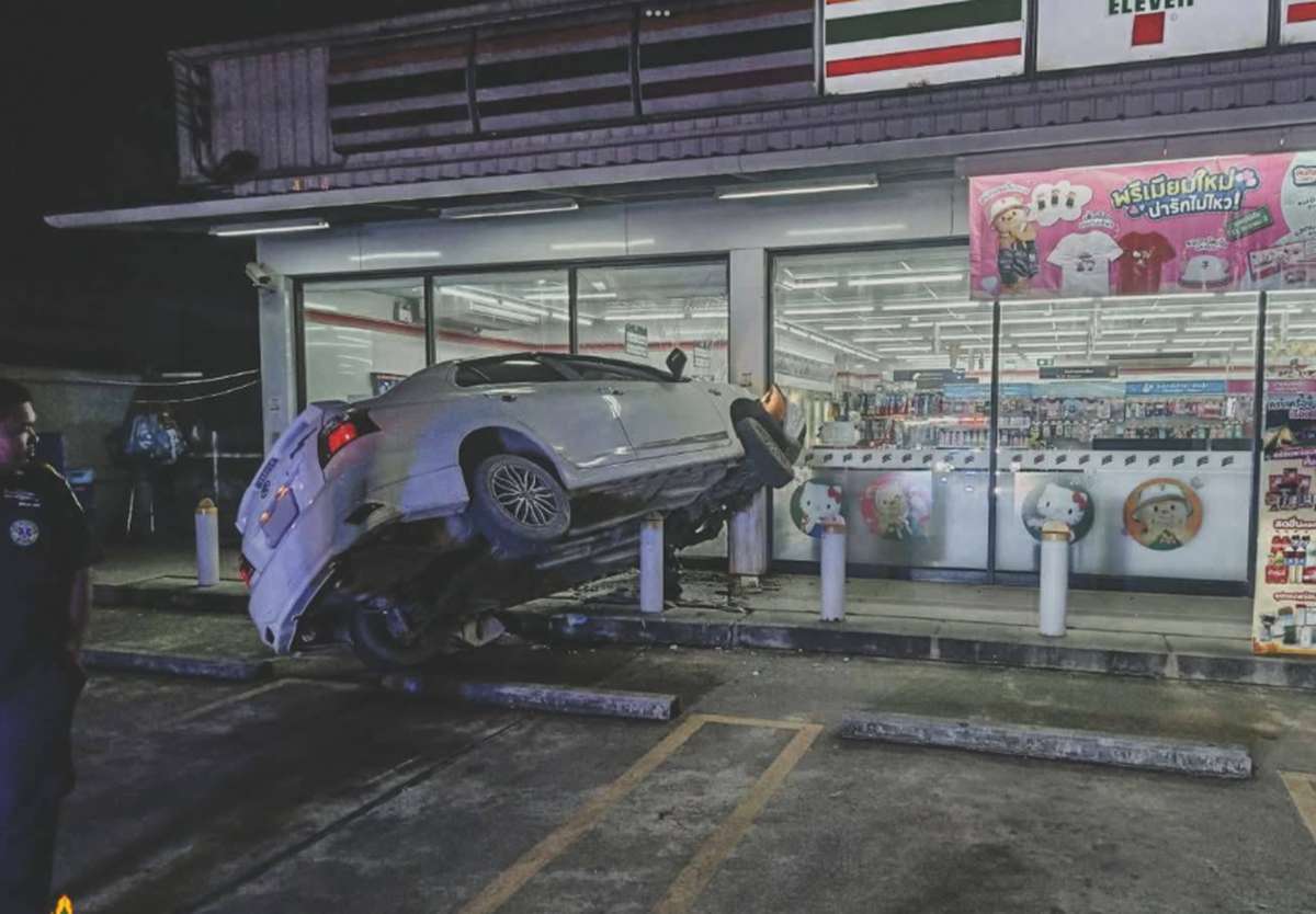 Toyota rast in 7-Eleven – Fahrer verletzt
