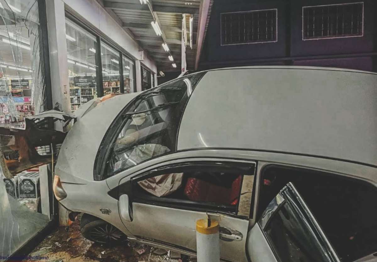 Toyota rast in 7-Eleven â Fahrer verletzt