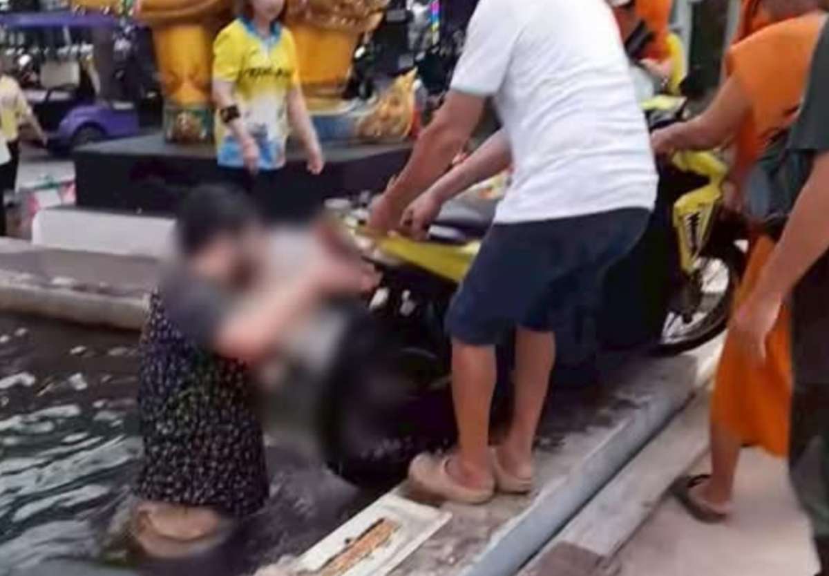 VIDEO: Tourist landet mit Motorrad im Tempelteich