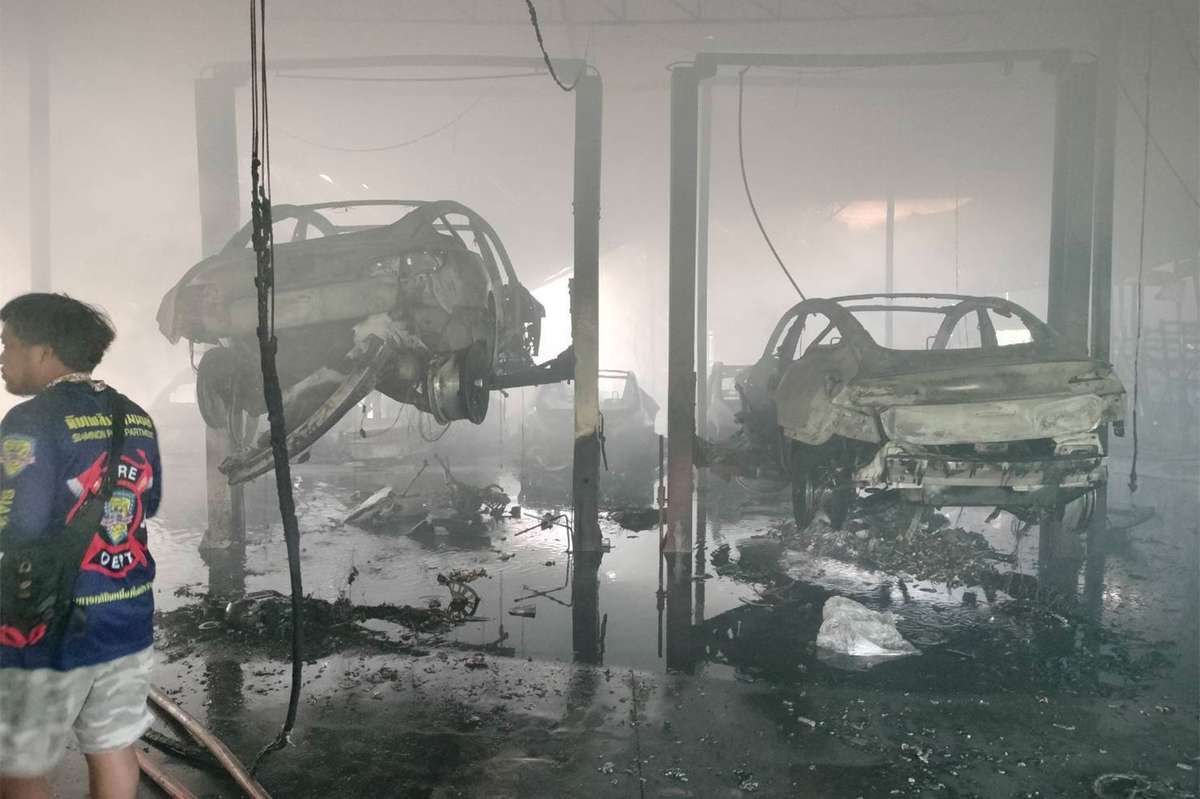 Inferno vernichtet 50 Luxuswagen – Millionenverlust