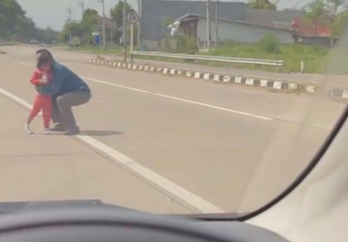 Kita-Schock: Mädchen auf Schnellstraße (Video)