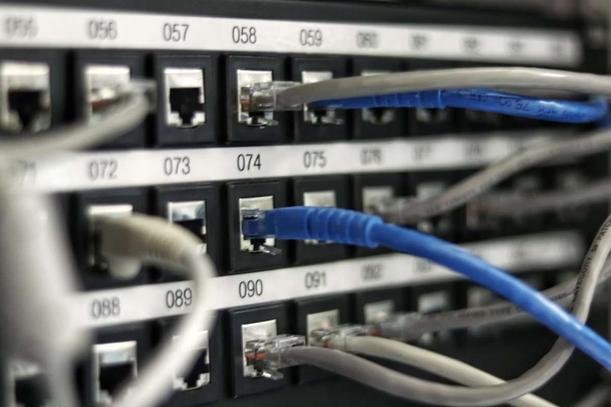 Wie 19-Zoll-Netzwerkschränke Ihre Hardware vor Hitzestau und Chaos schützen