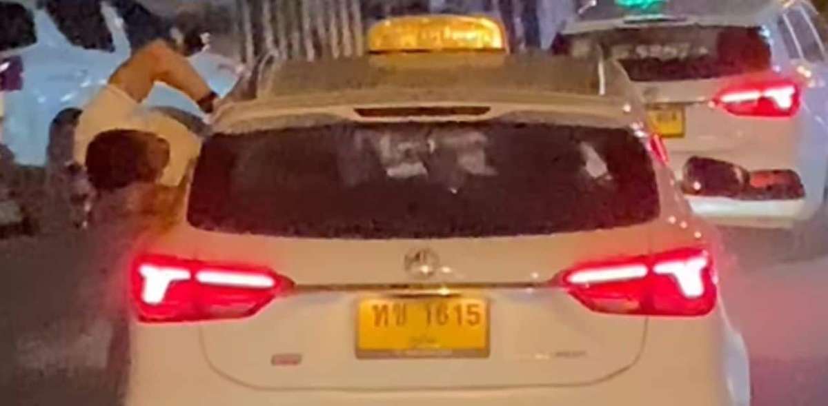 Ausländer hängt aus Taxi – Netz tobt (Video)
