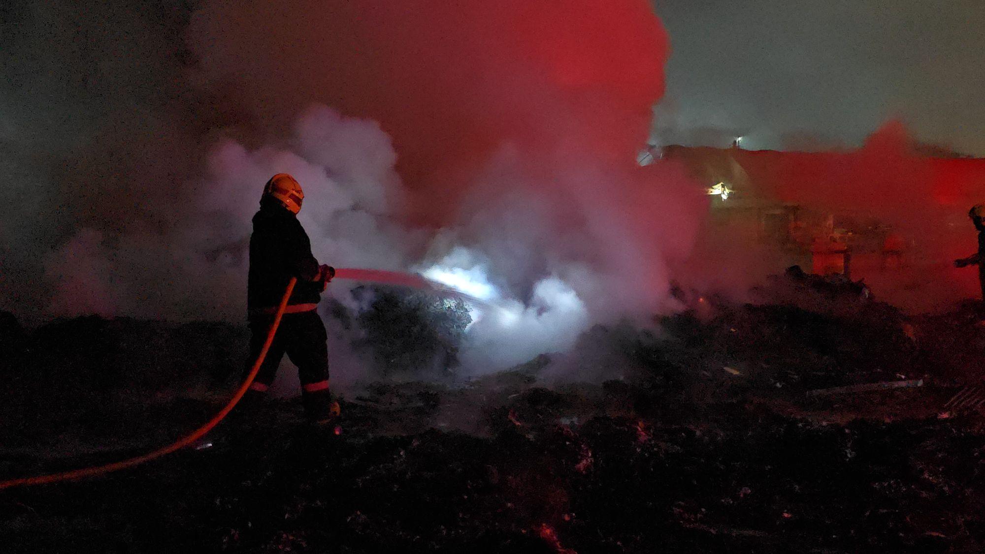 Großbrand vernichtet Recyclinglager