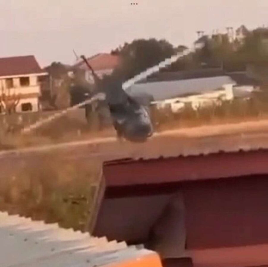 Helikopter kracht auf Flughafen