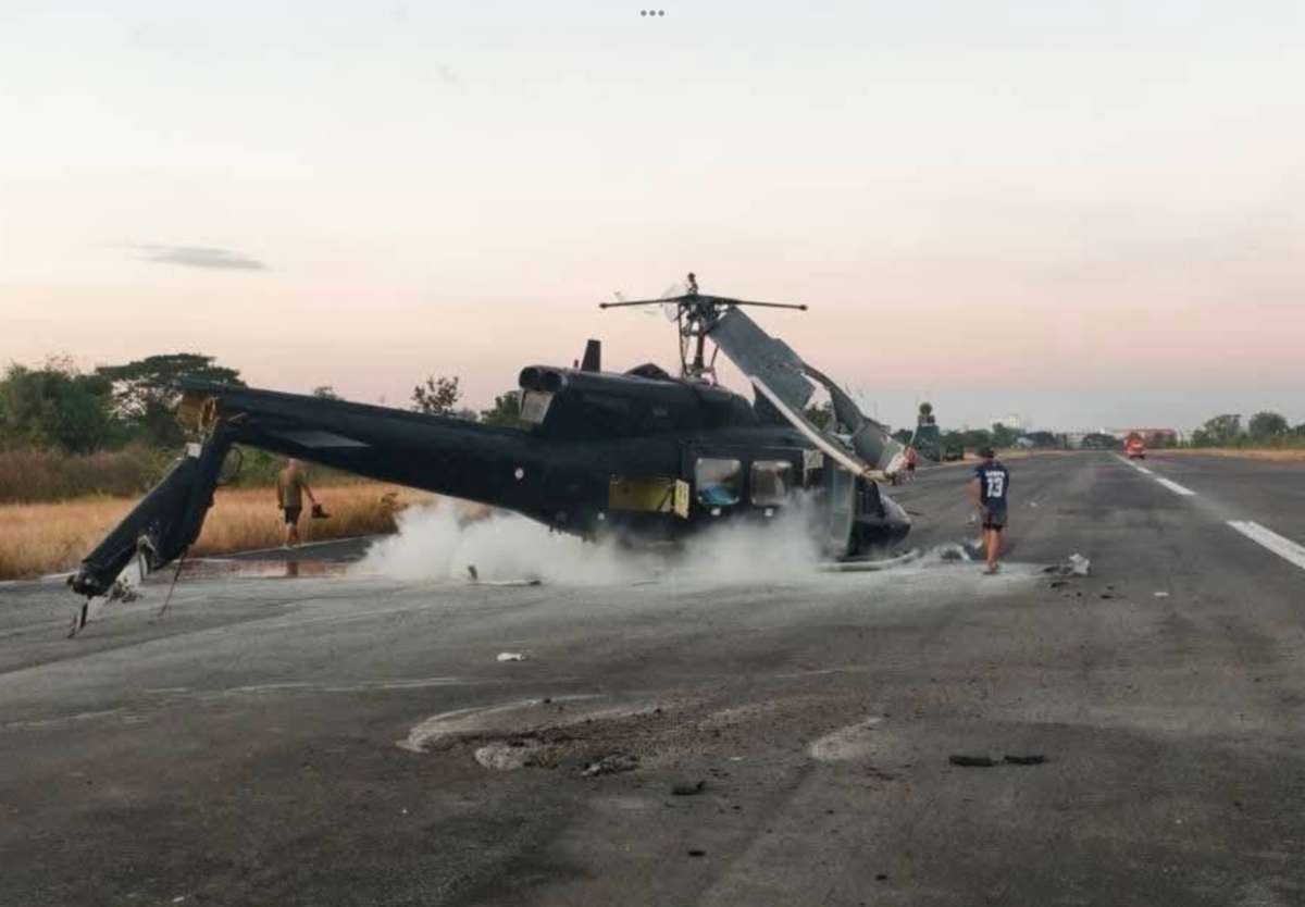 Helikopter kracht auf Flughafen