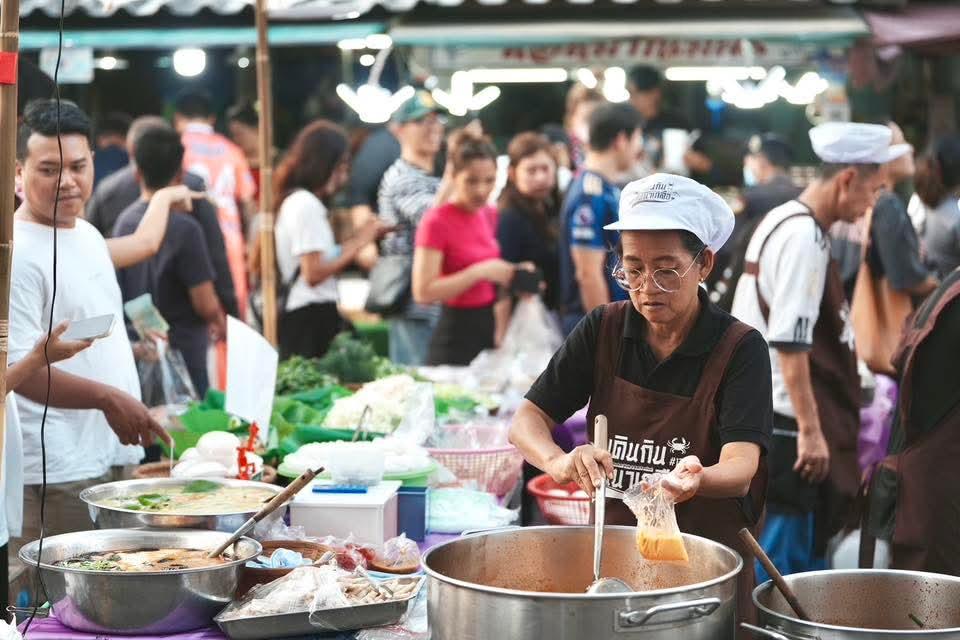 Pattaya feiert Walk and Eat