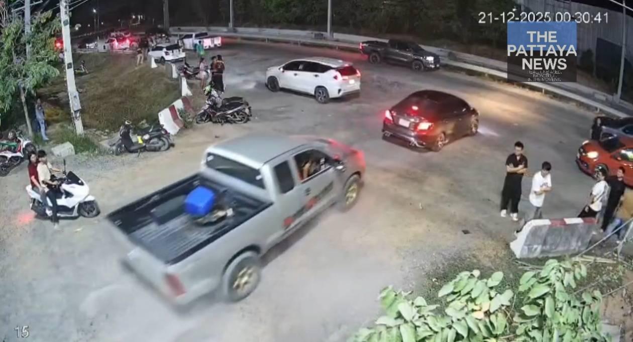 Pickup rammt Menschengruppe – Fahrer flüchtig!