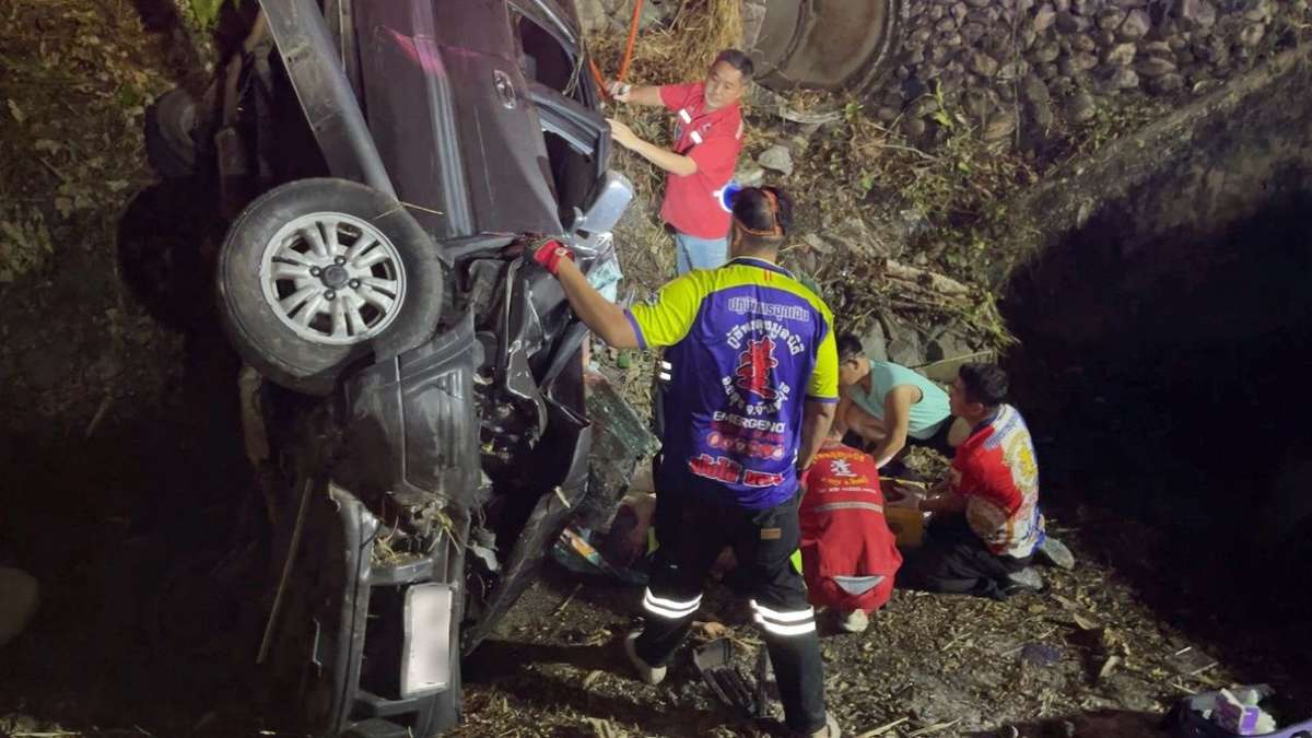 Auto überschlägt sich in Chanthaburi: Acht Verletzte
