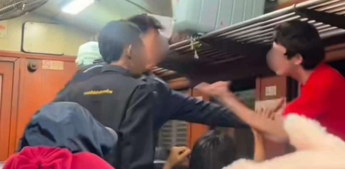 Betrunkener rastet aus – Passagiere schlagen zurück (Video)