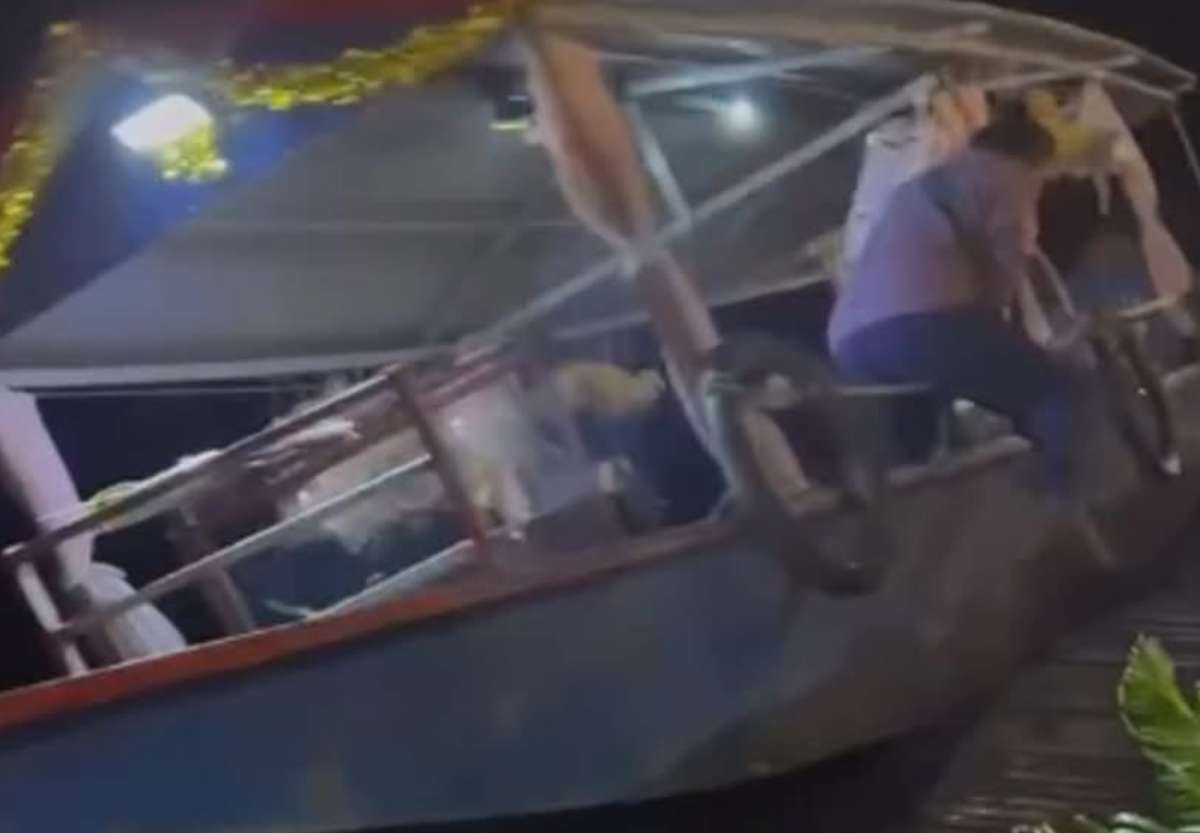 Boot rammt Flussrestaurant – Panik unter Gästen (Video)