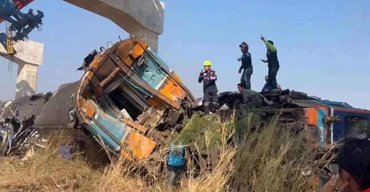EILMELDUNG: Kran stürzt auf Zug – mindestens 32 Tote in Thailand