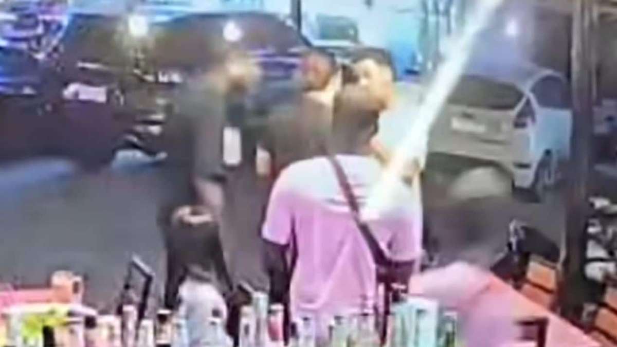 Franzosen attackieren Garküchen-Verkäufer (Video)