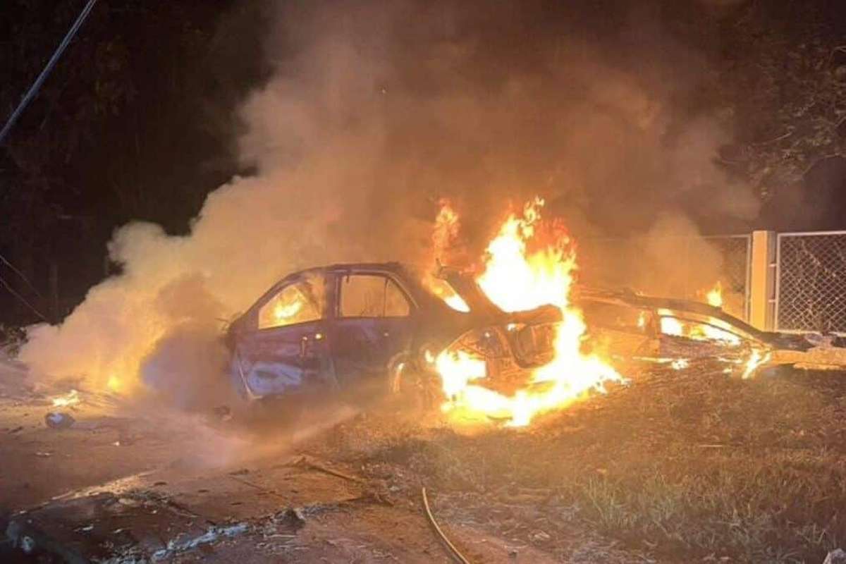 Mercedes rast in Strommasten – Fahrer tot!