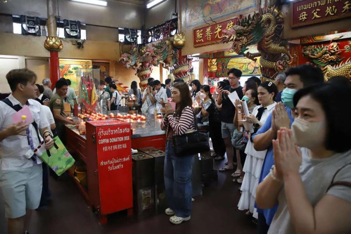 Neujahrsrituale vereinen Thais und Touristen