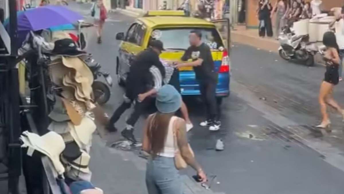 Pattaya: Schlägerei, Taxi beschädigt, Touristen fliehen (Video)