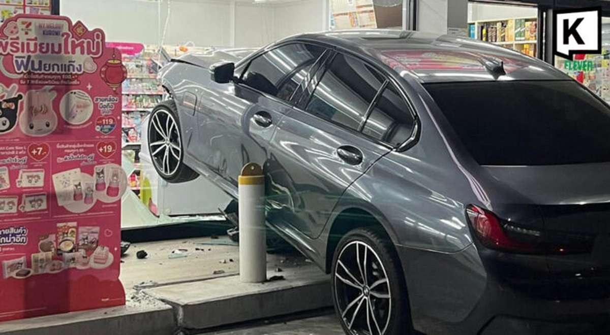 Phuket: Luxus-BMW steckt halb im Shop