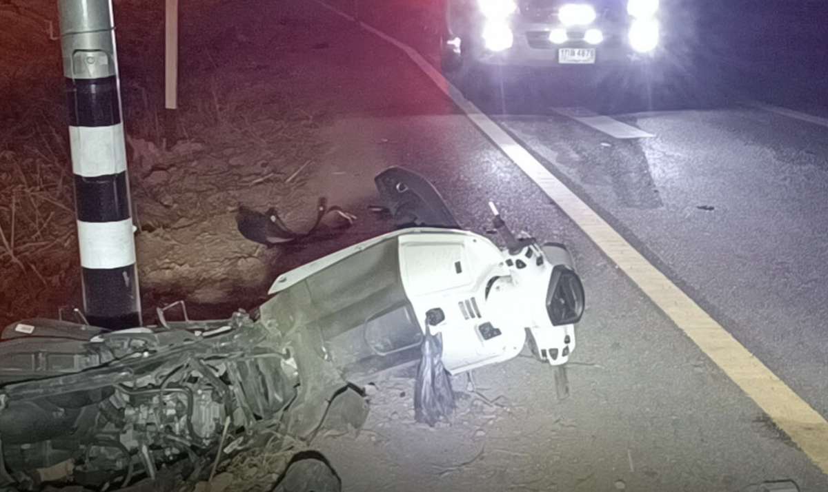 Pickup rammt Motorrad und flüchtet: Drei Jugendliche verletzt