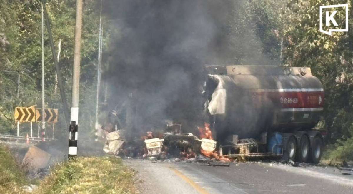 Tanklastwagen kracht in Papiertruck