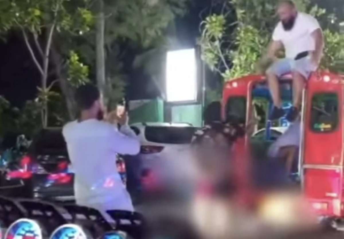 Tourist sitzt auf Taxi-Dach – Video empört Netz