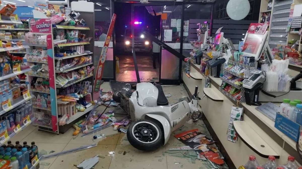 Vierjährige rast mit Vespa in 7 Eleven