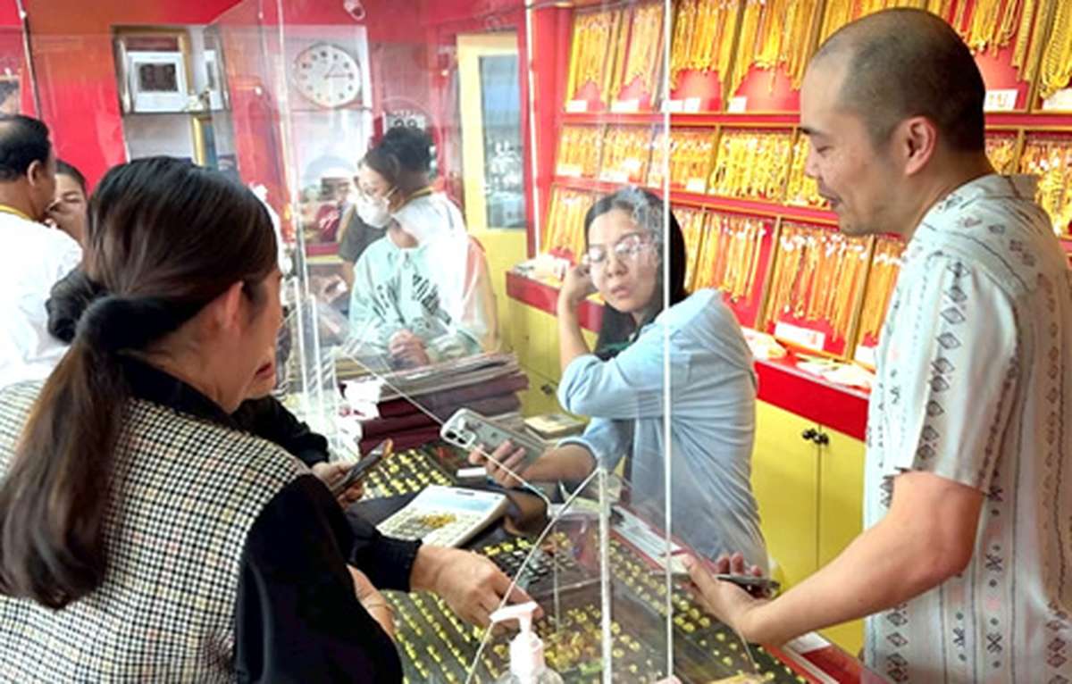 Goldcrash schickt Baht auf Talfahrt
