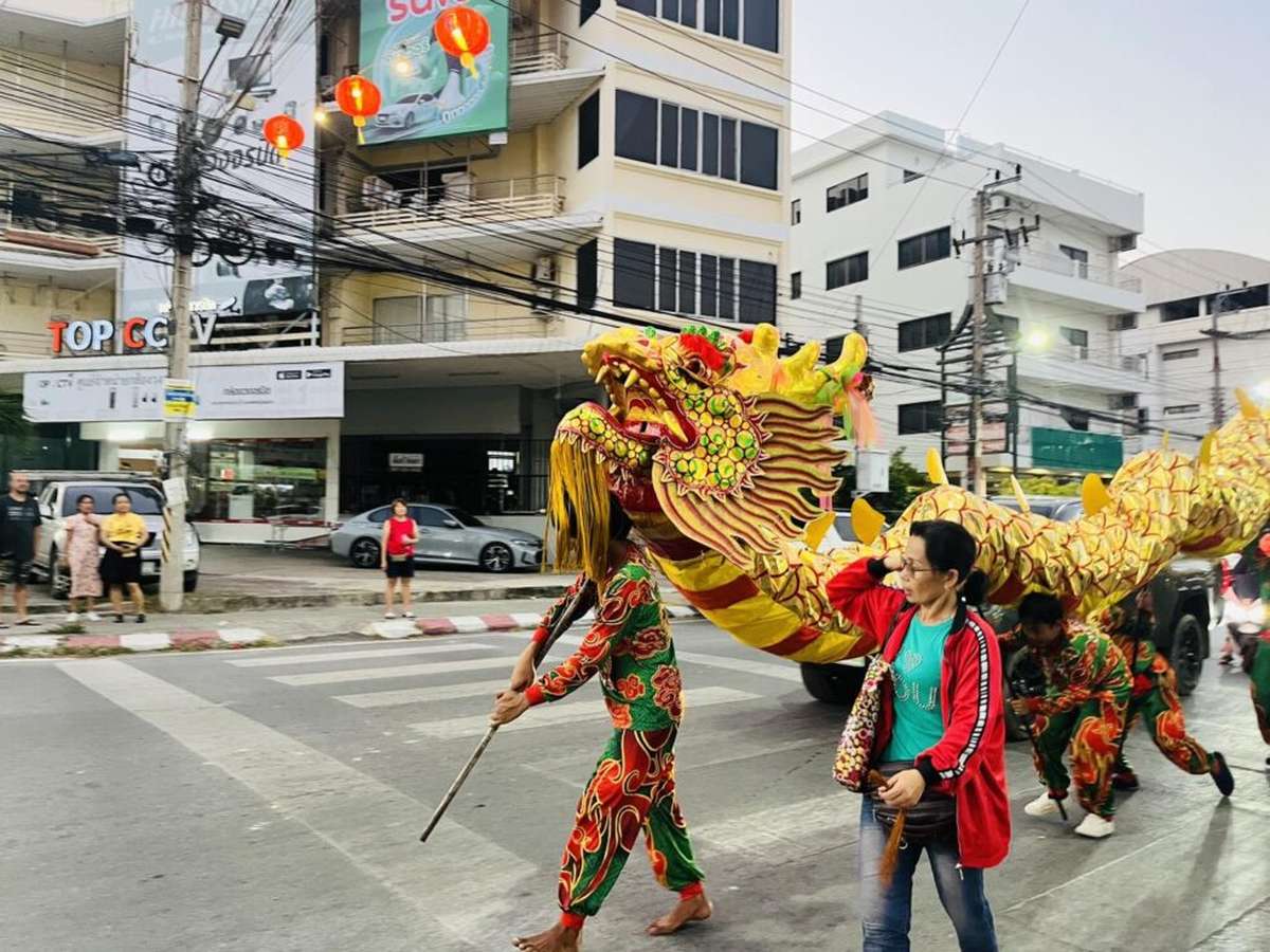 Hua Hin feiert: Goldene Drachen, Glück, Riesennudeln