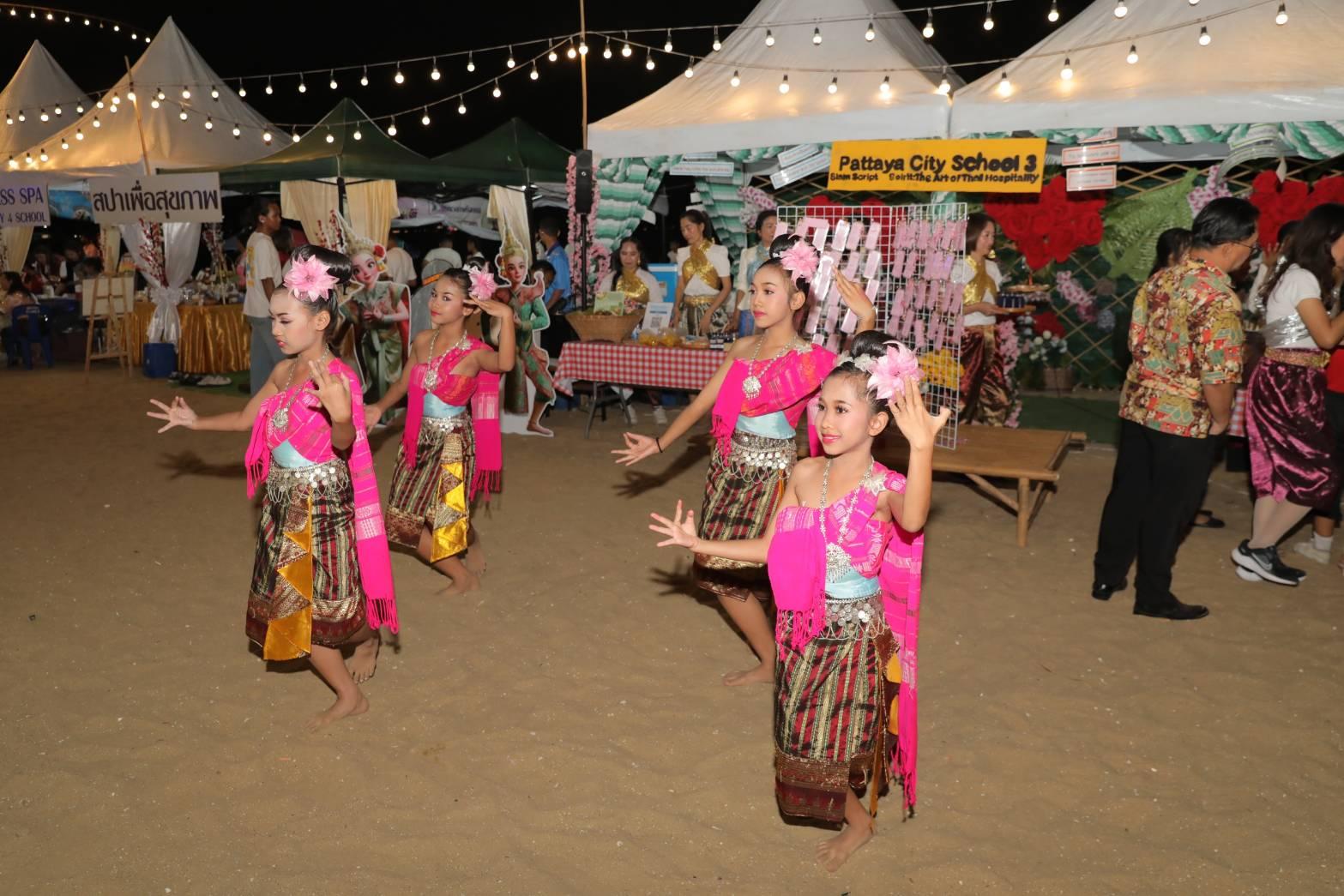 Kulturfest verzaubert Pattaya Beach