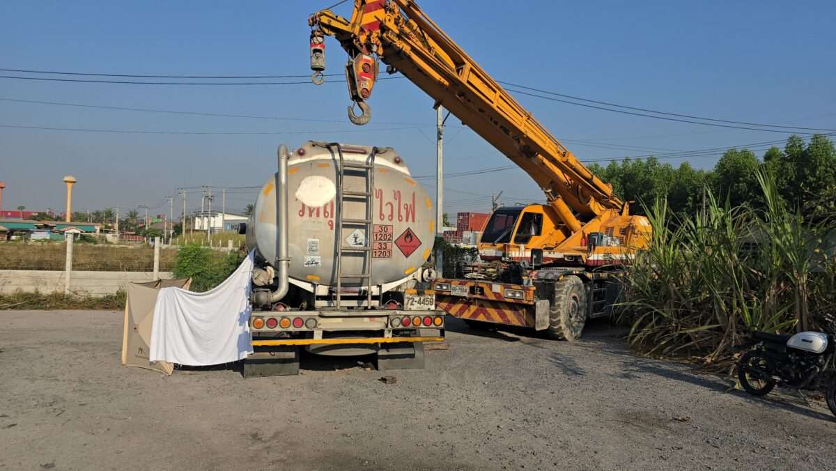 LKW-Fahrer stirbt unter Tanklaster