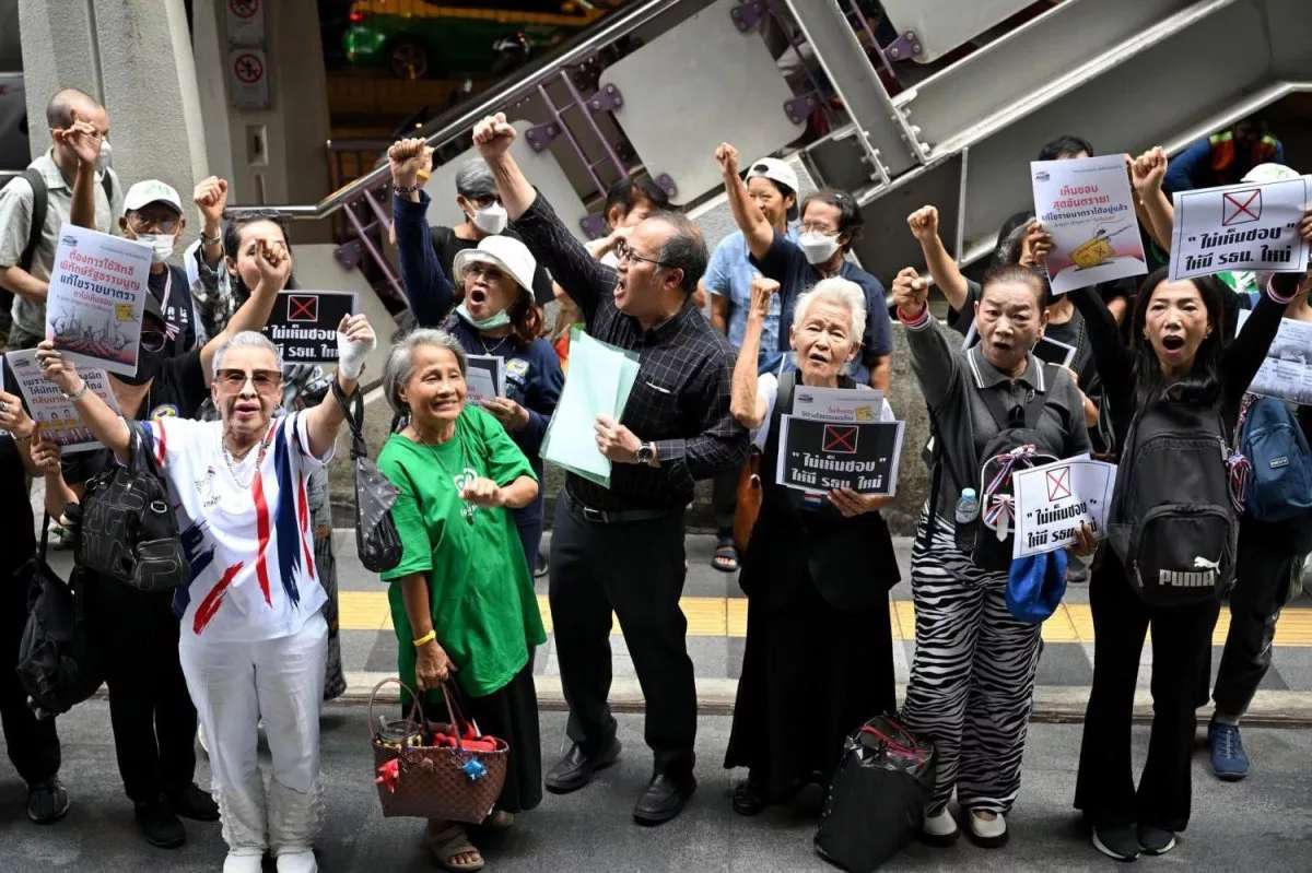 Machtprobe in Bangkok: Hitziger Kampf um Charta