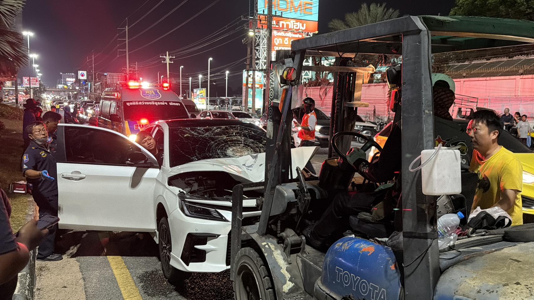 Pattaya: Fußgänger von Auto erfasst und eingeklemmt