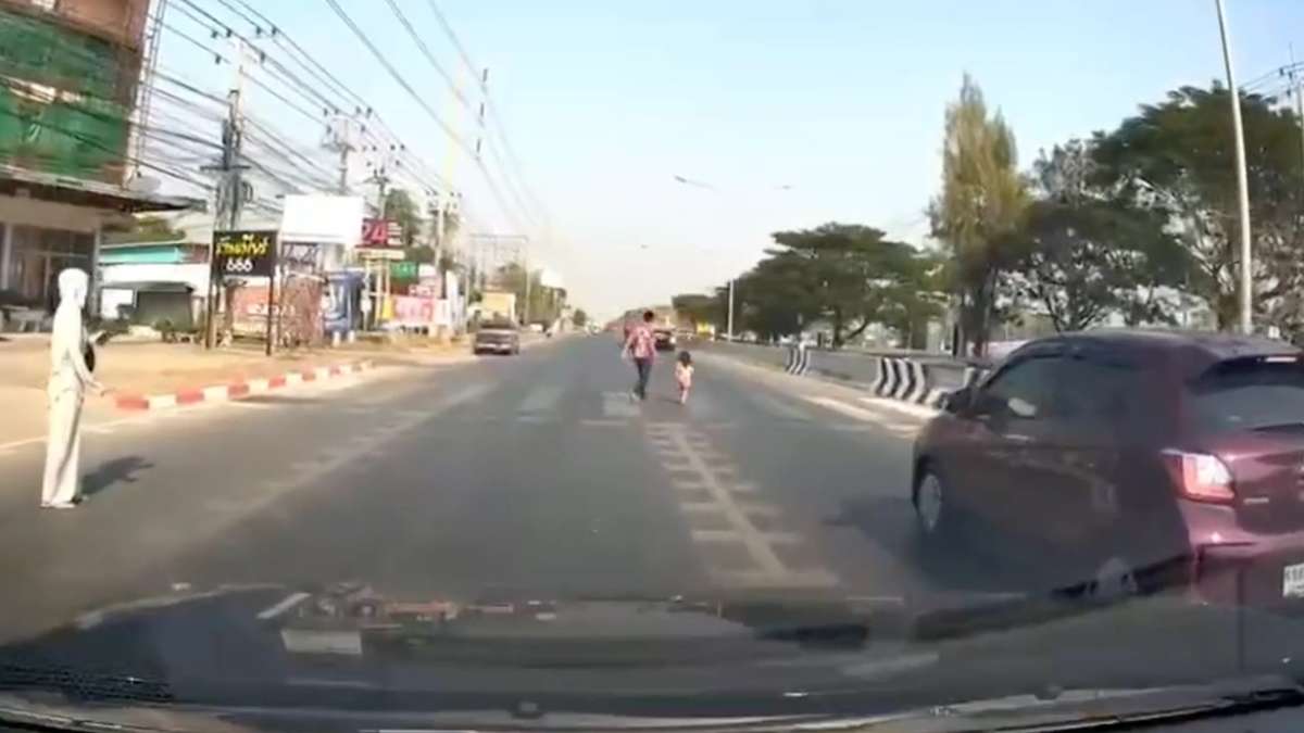 Thanyaburi: Kleinkind rennt in Verkehr (Video)