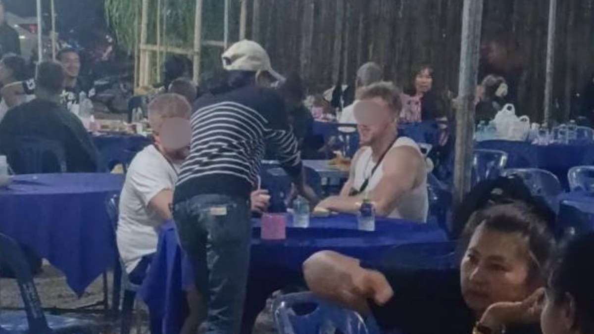 Touristen verwechseln Trauerfeier mit Restaurant (Video)