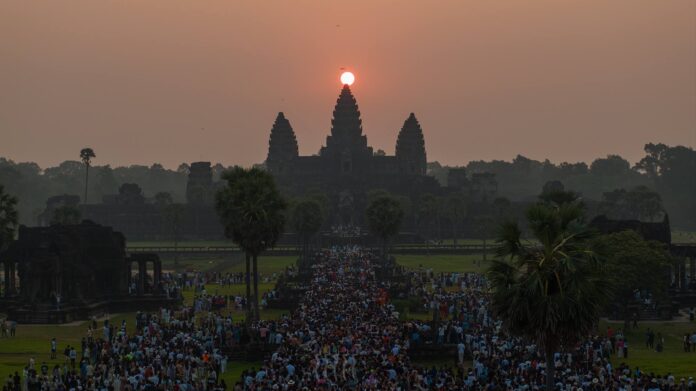 Angkor Wat lockt 30000 zur Tagundnachtgleiche