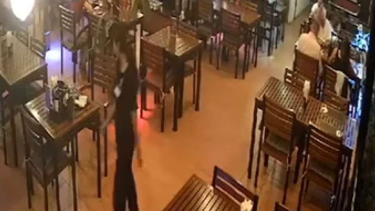 Ausländischer Zechpreller flieht aus Steakhaus (Video)
