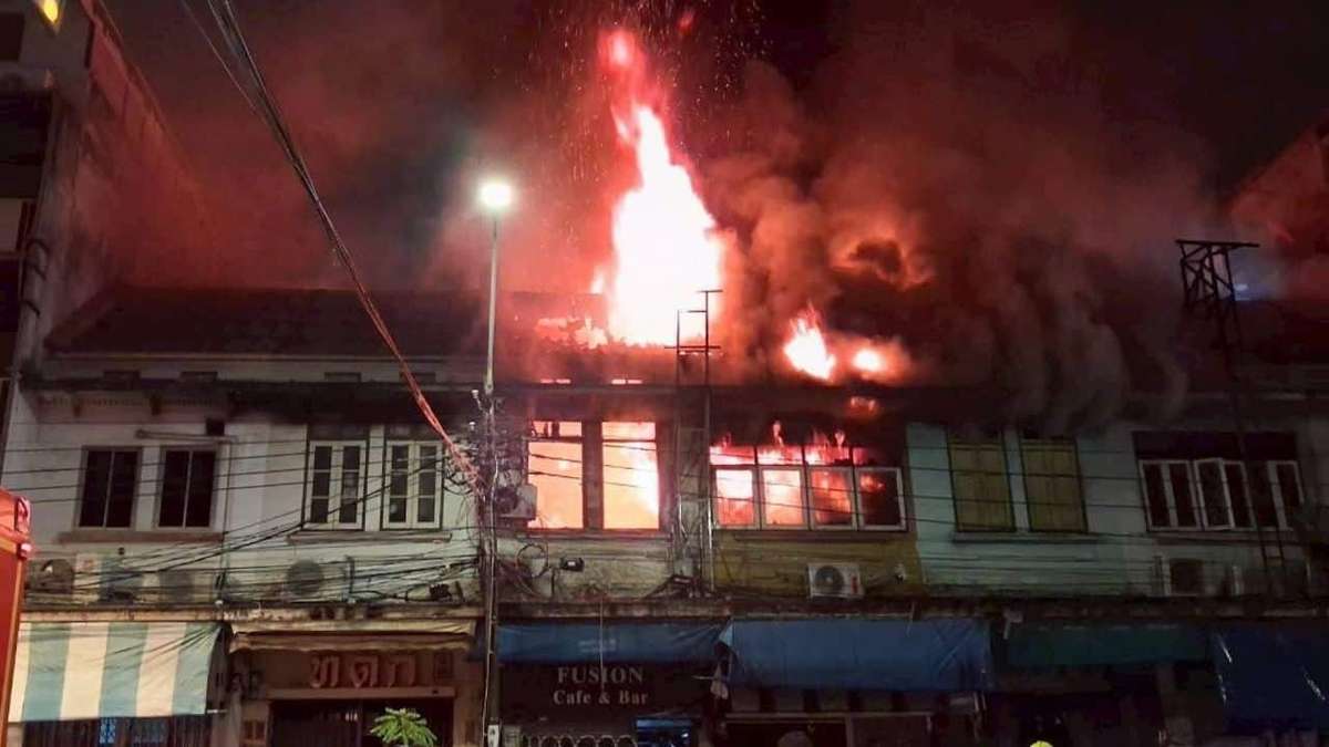 Bangkok: Ausländer rettet Anwohner aus brennendem Haus