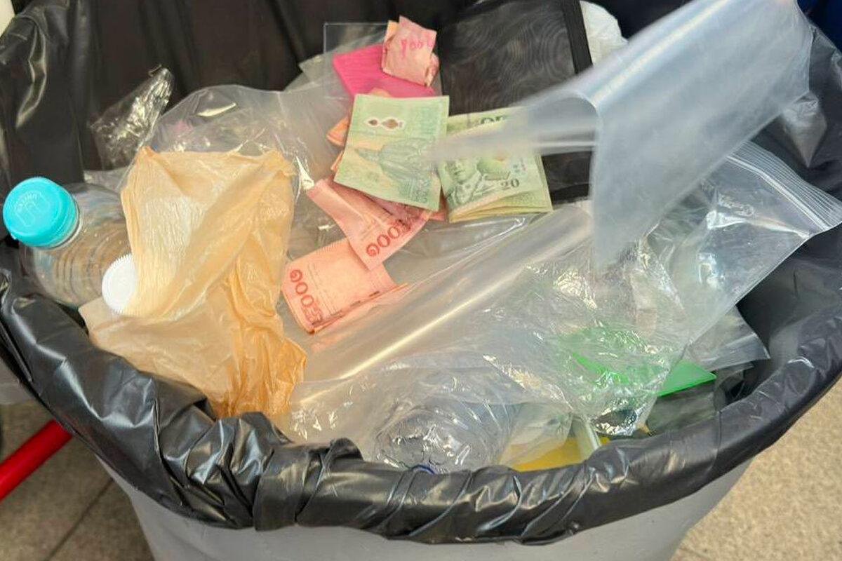 Bangkok: Schüler müssen Geld in Müll werfen