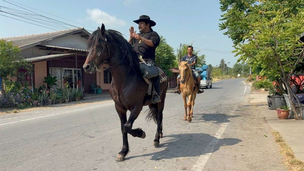 Kein Sprit: Mann reitet mit Kanister durchs Dorf