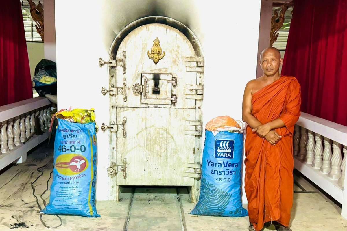 Ölkrise? Egal! Tempel nutzt Holzkohle für Einäscherung