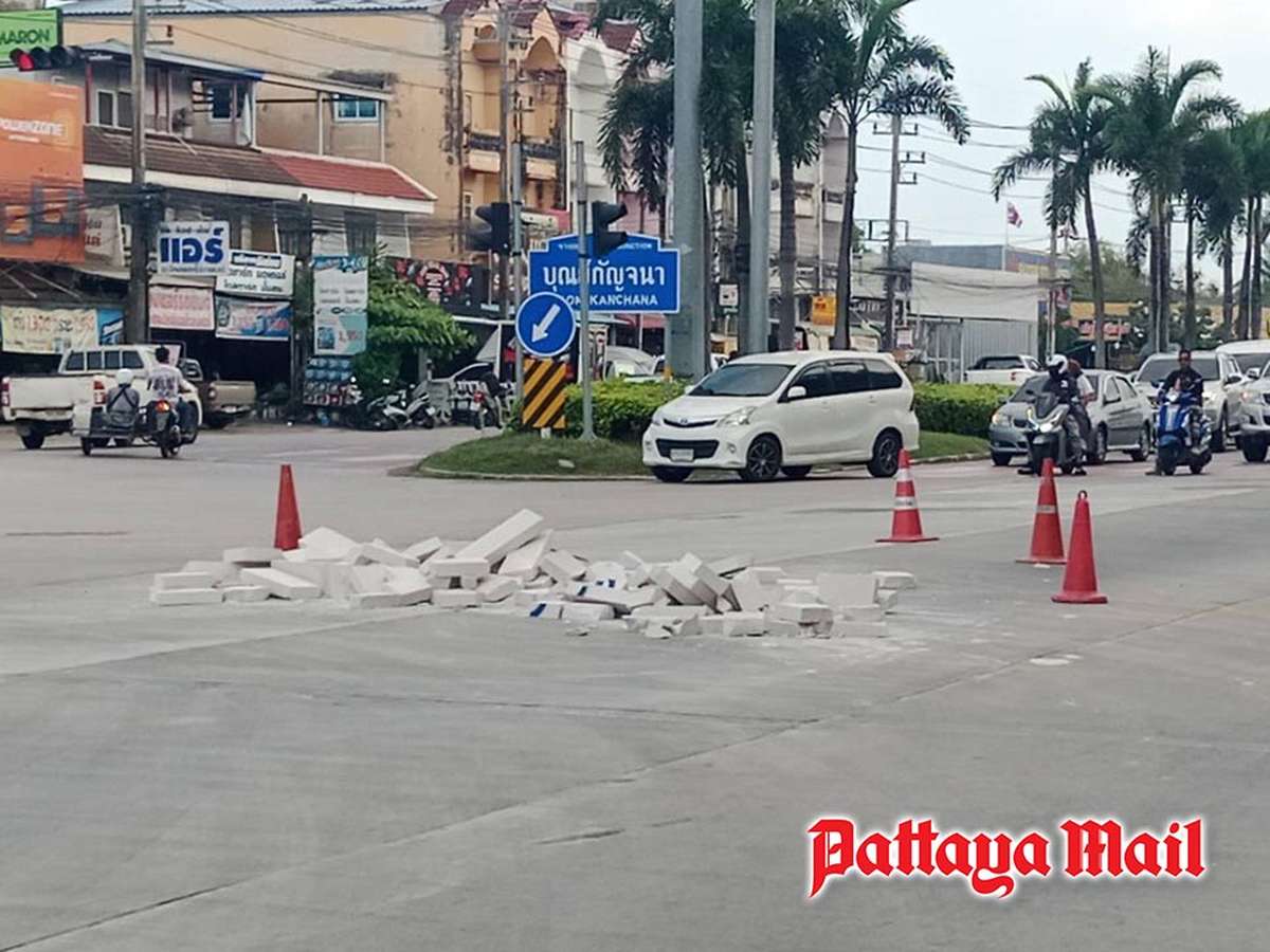 Pattaya: Betonklötze blockieren Sukhumvit Road vor Schule