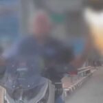 Ausländer zeigt Polizisten den Mittelfinger Ausländer zeigt Polizisten den Mittelfinger