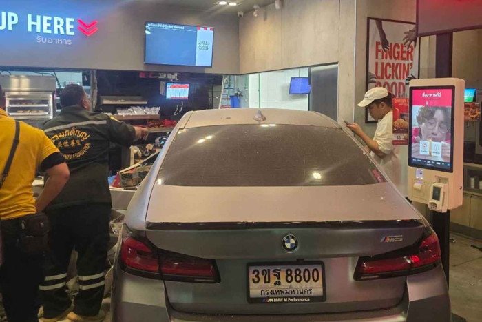 Bangkok: Luxuswagen rast in KFC – Zwölf Verletzte (Video)