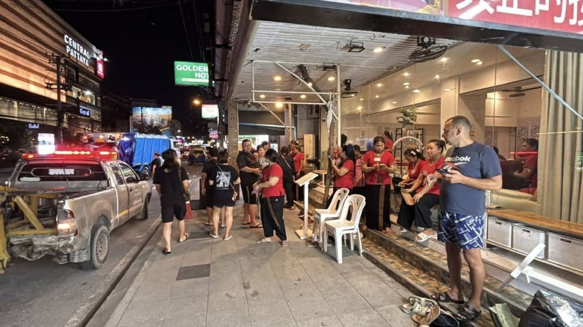 BMW rast in Menschenmenge: Fünf Ausländer schwer verletzt (Video)