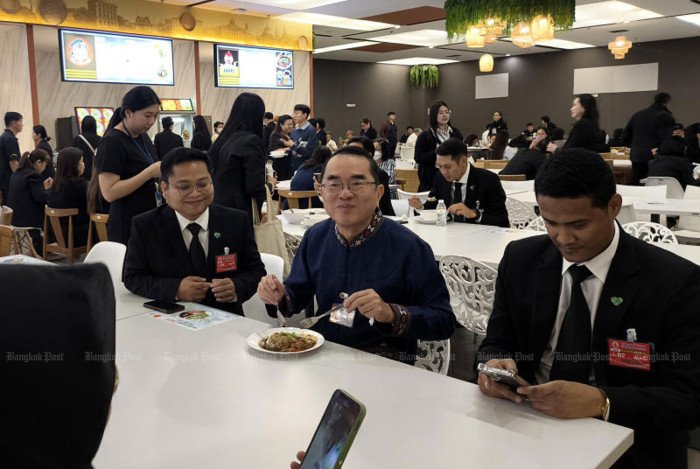 Gratis-Essen gestrichen: 10.000 Baht pro Senator für Lunch
