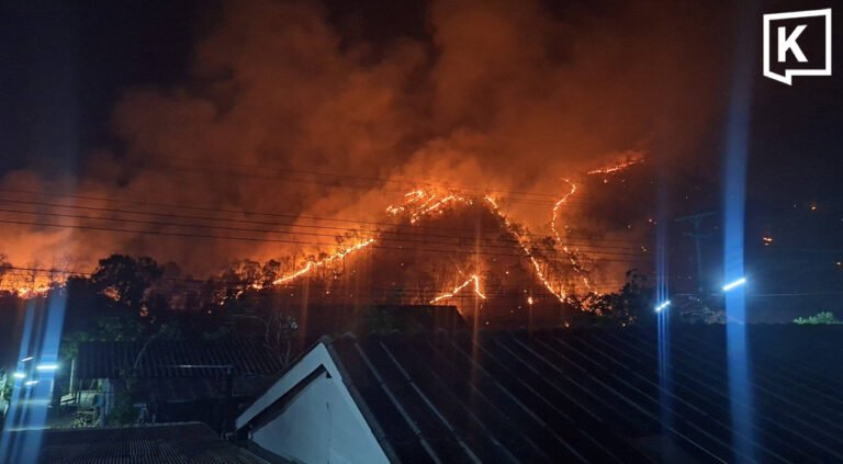 Großbrand in Mae Hong Son außer Kontrolle: Flammen bedrohen Wohngebiete