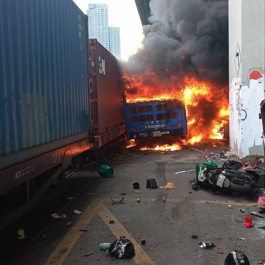 Bangkok: Zugunglück mit Bus: 8 Tote nach Kollision (Video)