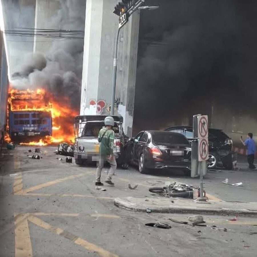 Bangkok: Zugunglück mit Bus: 8 Tote nach Kollision (Video)