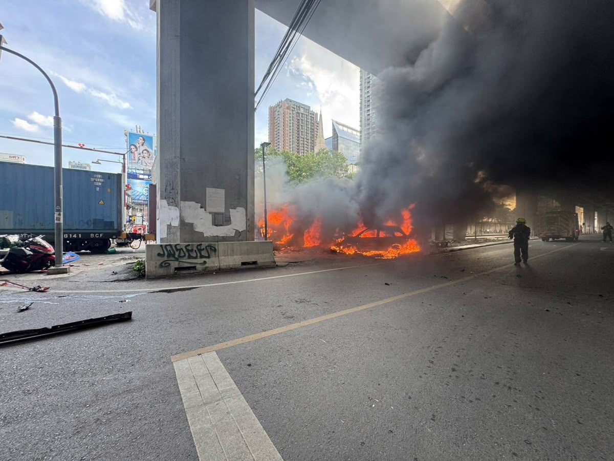 Bangkok: Zugunglück mit Bus: 8 Tote nach Kollision (Video)