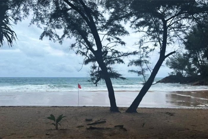 Drama vor Phuket: Suche nach vermisstem Schwimmer am Naithon Beach